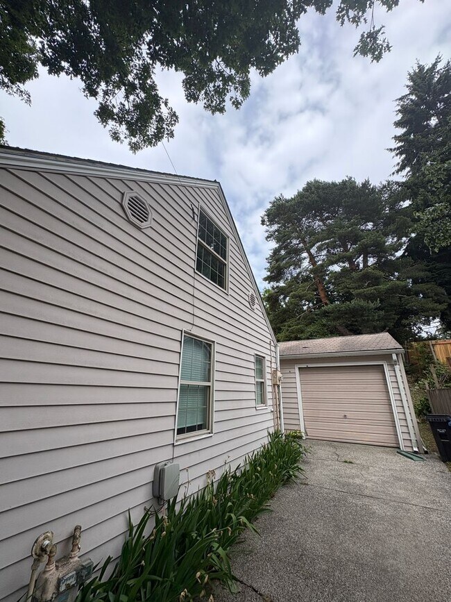 Foto del edificio - Lakeridge home with yard and garage.