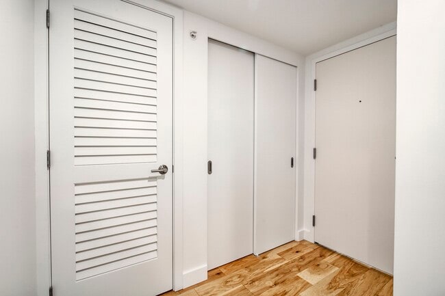 Building Photo - 3460 Rue Peel