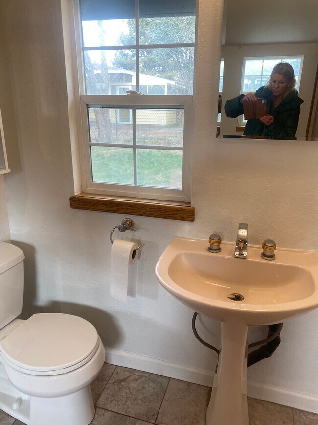 Building Photo - Beautiful Cottage  Studio in desirable NW ...
