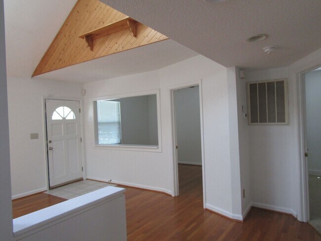 Foto del edificio - Gorgeous, Completely renovated 3 bedroom