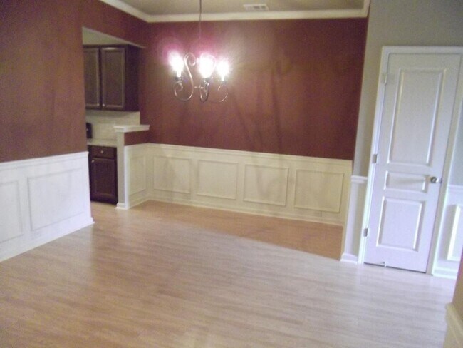 Building Photo - 1530 Queens Ln