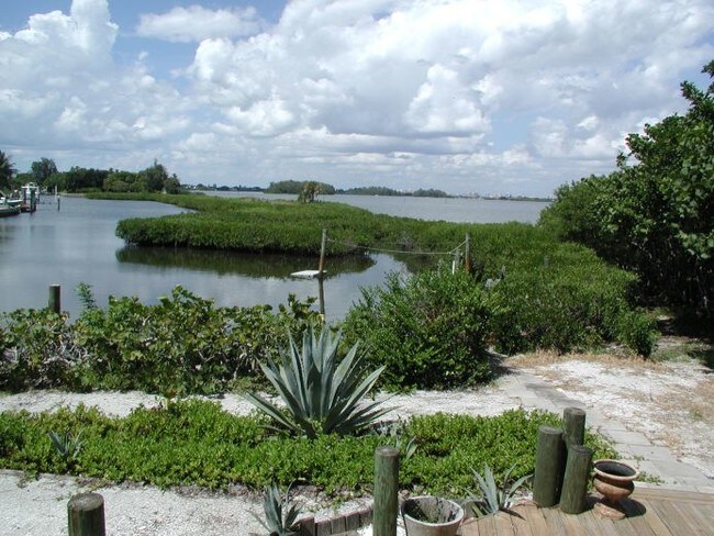 Foto del edificio - 5342 Hidden Harbor Rd