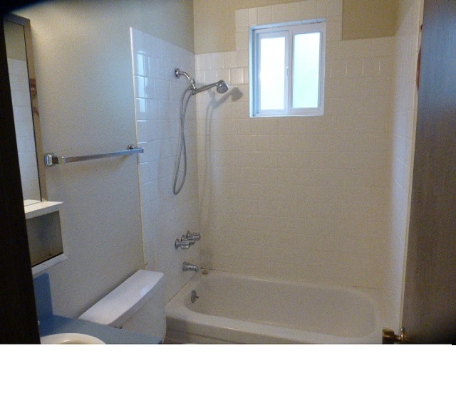 Building Photo - Charming Pet Friendly 4 Bedroom Home w/ Sp...