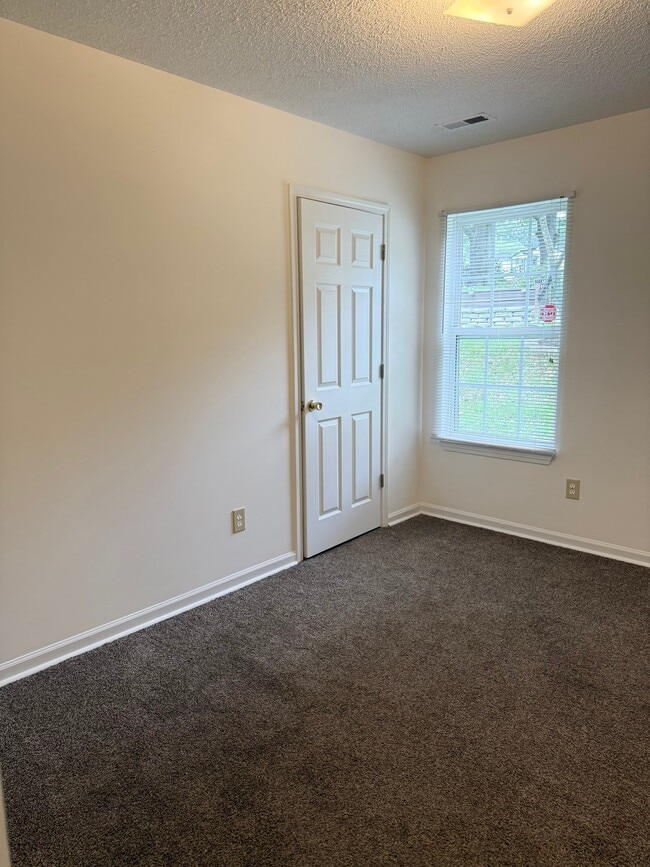 Building Photo - 1208 W Walnut Ave