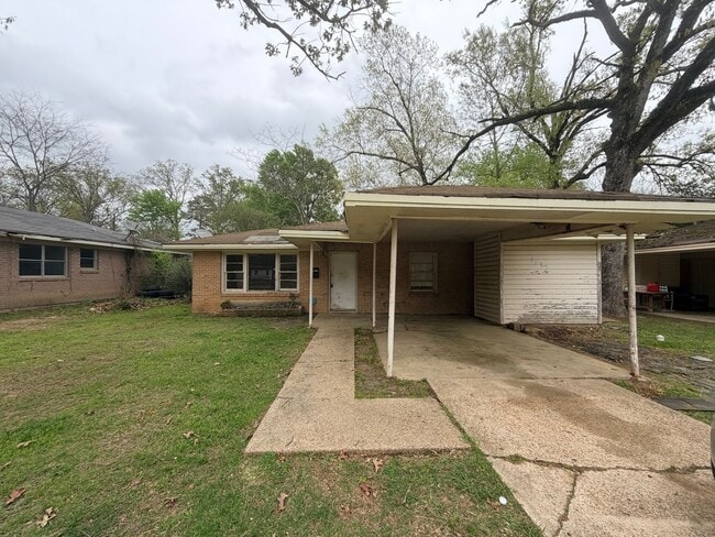 Building Photo - Spacious 3 Bedroom Home
