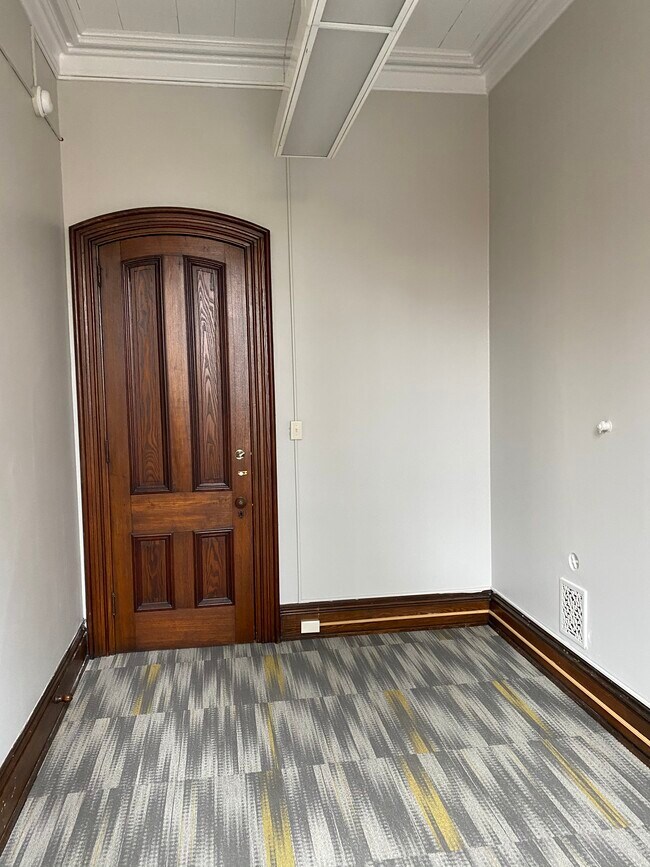 Foto del edificio - 218 E Market St