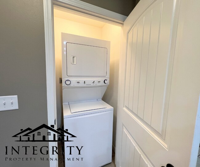 Foto del edificio - 21055 Halifax Dr