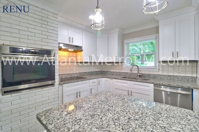 Building Photo - Now Available! 4 bedrooms 2 baths