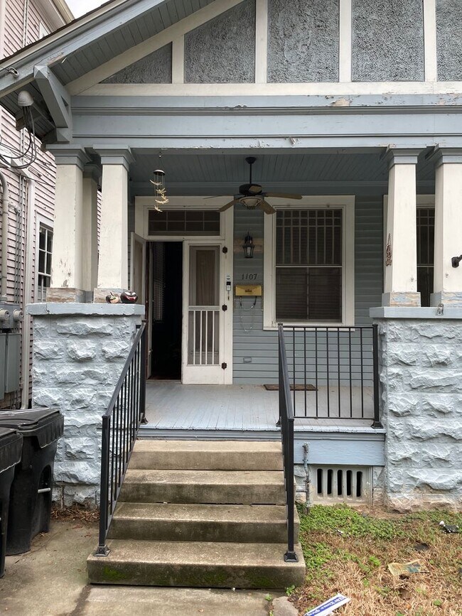 Foto del edificio - Huge 2BD/2.5BA Uptown, with a Yard, Central Air/Heat, and W/D in Unit