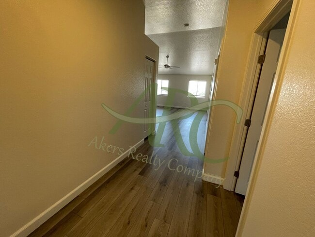 Building Photo - Harmony 949-951