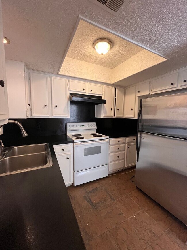 Foto del edificio - Spacious 3/2 with 2 carport spaces!