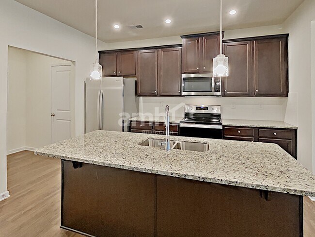 Foto del edificio - 701 Woodall Rd