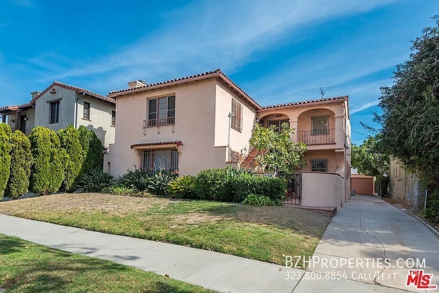 Primary Photo - Charming Duplex in McCarthy Circle – Class...