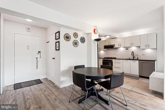 Foto del edificio - 4201 Cathedral Ave NW