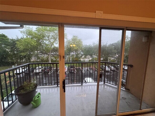 Foto del edificio - 9001 Wiles Rd