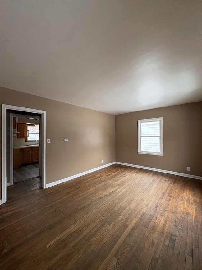 Building Photo - Three bedroom one bathroom home for rent