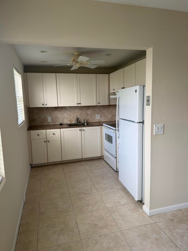 Building Photo - 137 Fanshaw D