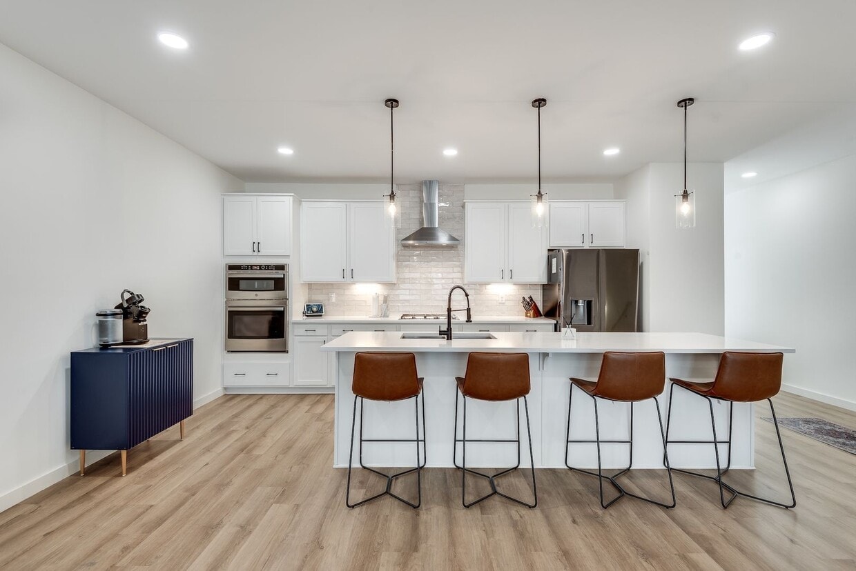 Gorgeous 3/3.5 Townhome Minutes From Downt... - Gorgeous 3/3.5 Townhome Minutes From Downt...