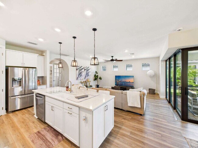 Building Photo - Furnished 3 Bedroom, 2 Bath Single-Family ...