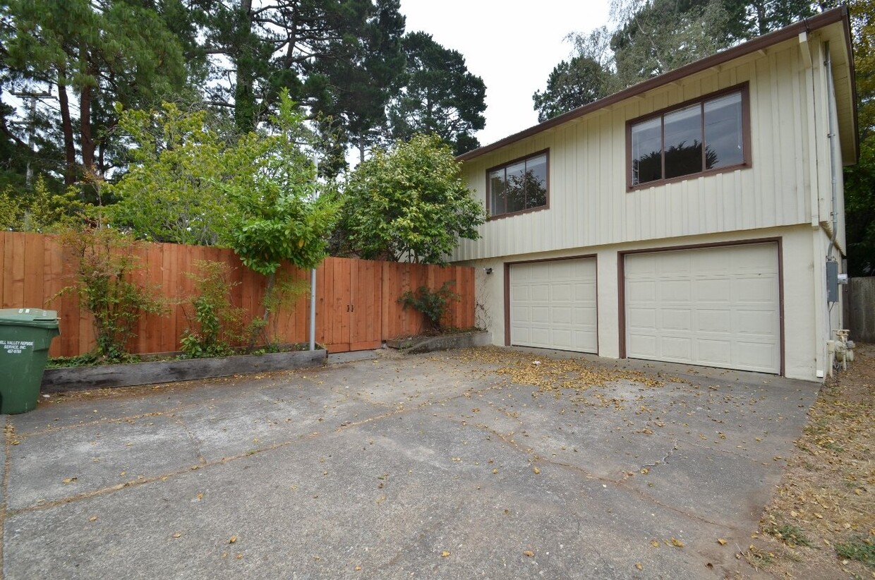 Foto principal - Incredible Tam Valley Home Available July 1st