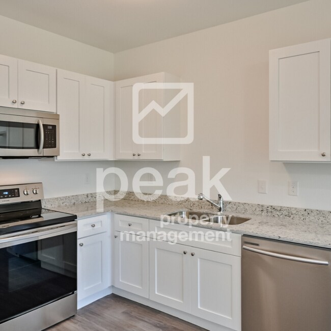Foto del edificio - $1699! 3Bed/2.5Bath home ready for a Augus...