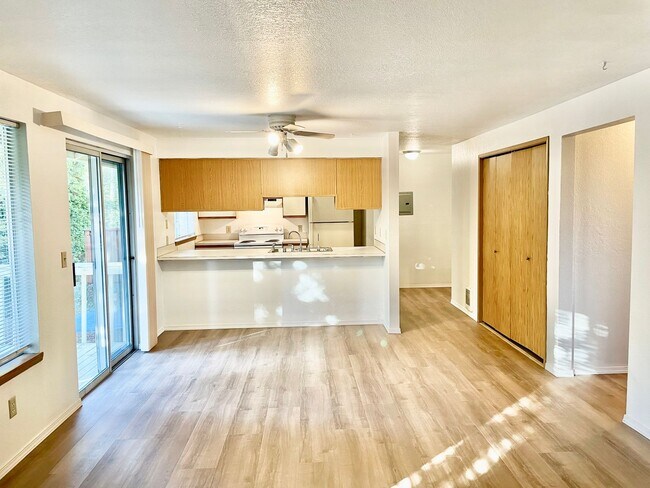 Foto del edificio - 2 Bed 1 Bath Upper Unit Apt In Lynnwood, $...