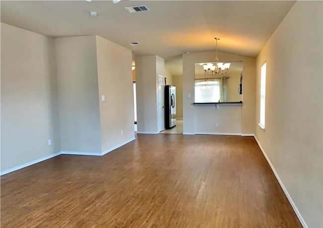 Building Photo - CUTE 4-bedroom 2-bathroom house HOUSING ACCEPTED!