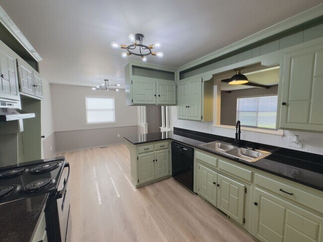 Foto del edificio - Updated 3-Bedroom, 2-Bathroom Duplex with ...