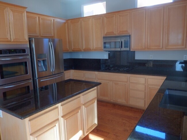 Building Photo - 3 Bed, 3 Bath w/ Office in Highly Desired ...