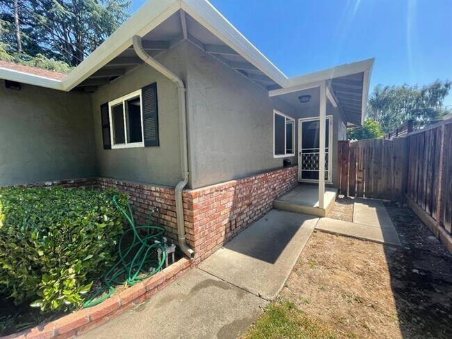 Building Photo - Great Rental Home