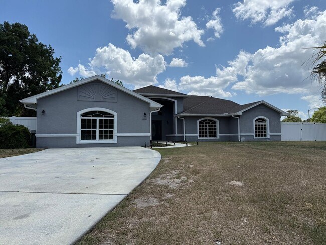 Building Photo - Spacious 6BR House in Spring Hill