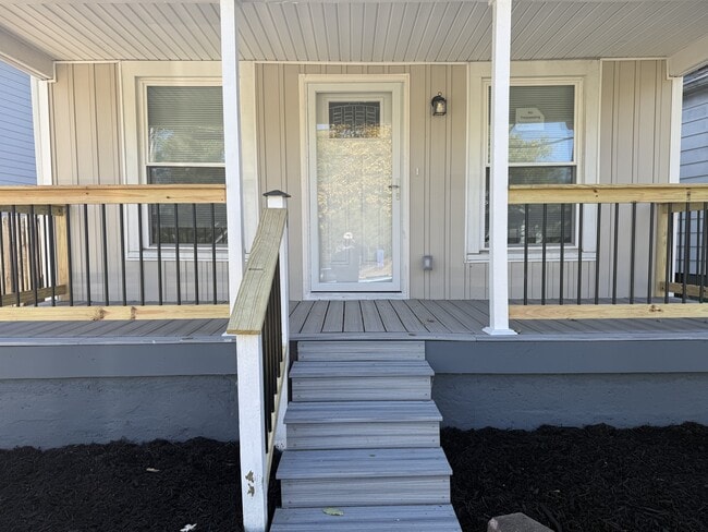 Building Photo - 538 University Ave