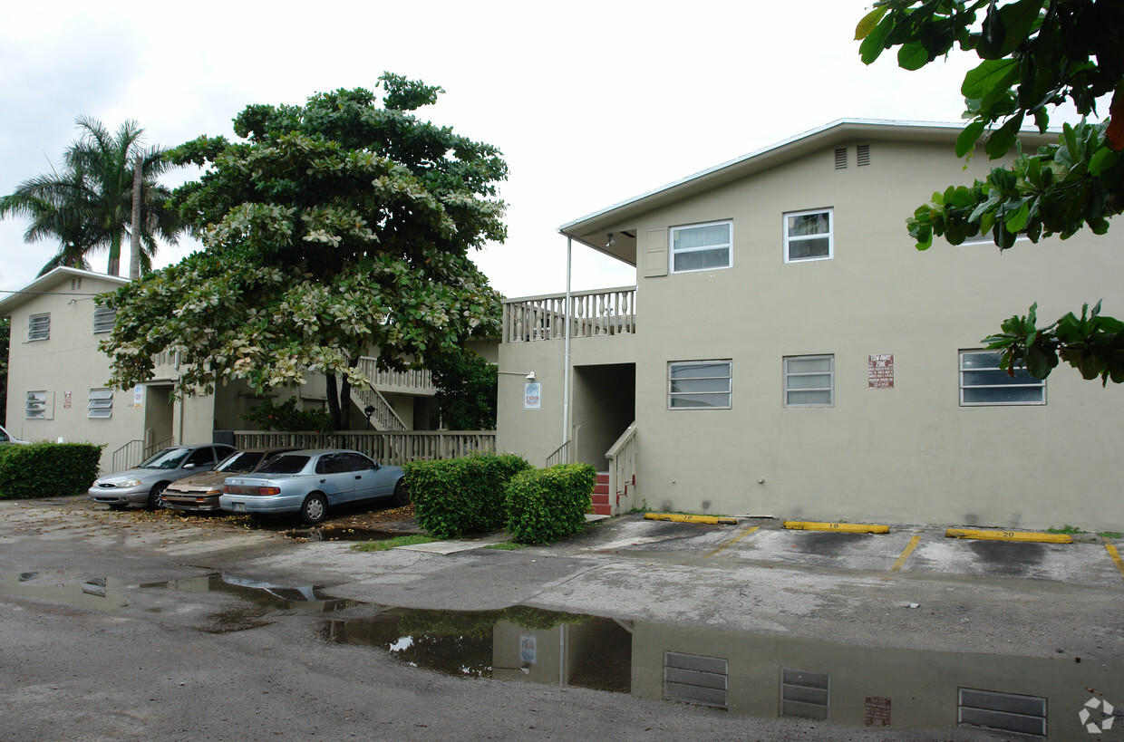 Foto del edificio - Miami Court Apartments