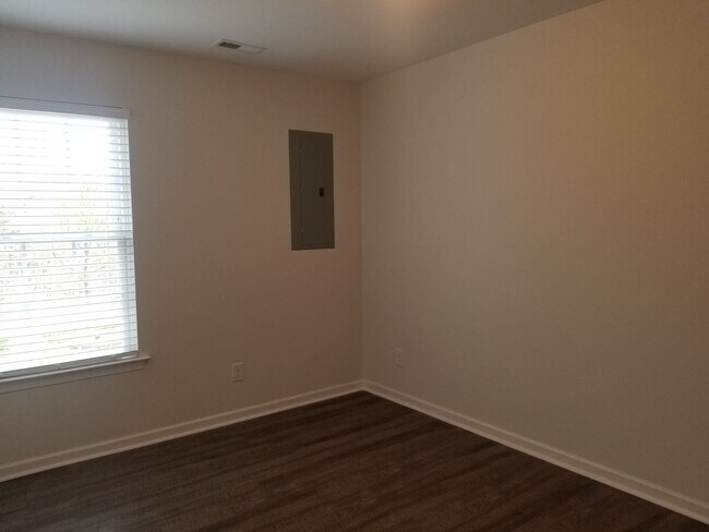 Foto del edificio - 3 BR, 3 BA - Tavern Grove