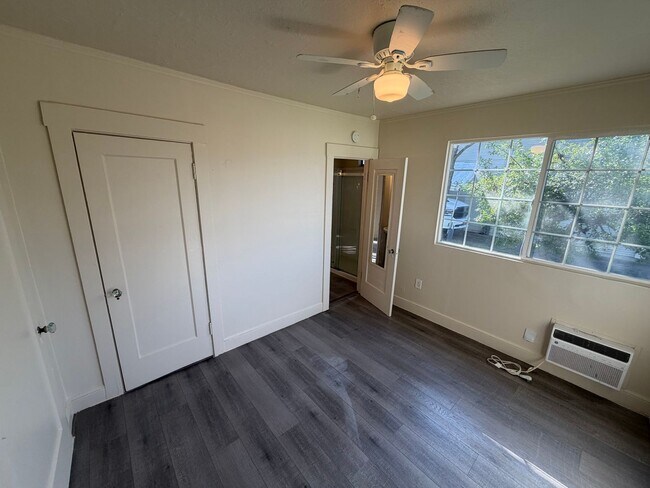 Building Photo - East Sac Bungalow!