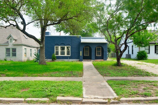 Foto del edificio - Charming Spanish Revival bungalow!