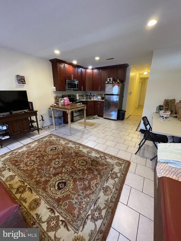 Foto principal - 122 W Girard Ave