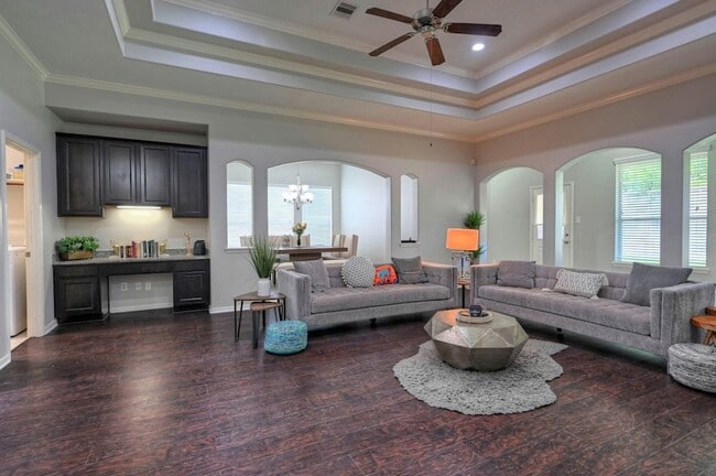 Building Photo - 7810 Oak Moss Dr