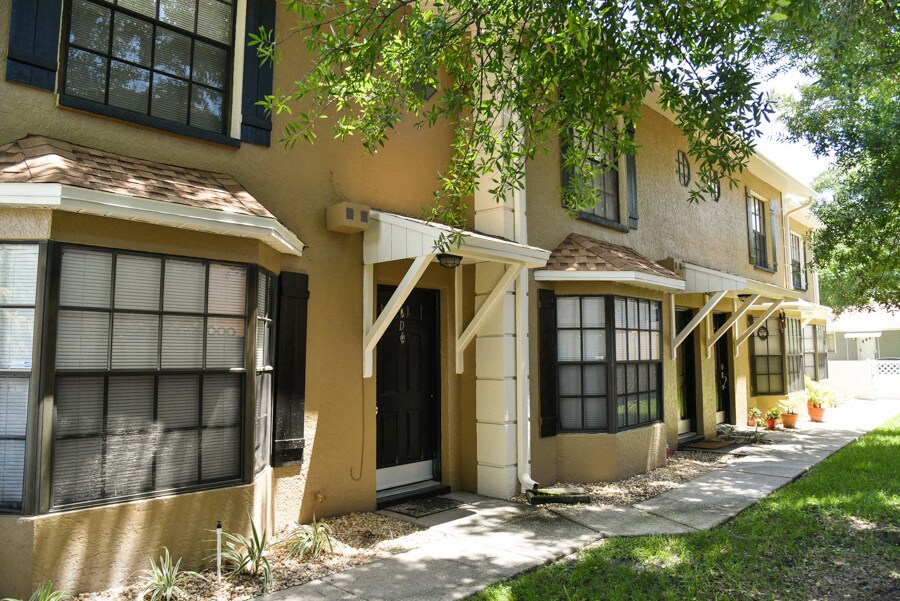 Albany Townhomes Apartments in Tampa, FL