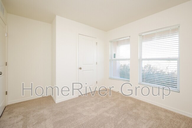 Foto del edificio - 2475 NW 23rd Ave