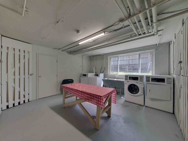 Photo du bâtiment - Recently Renovated 2 Bedroom 1 Bathroom Ap...