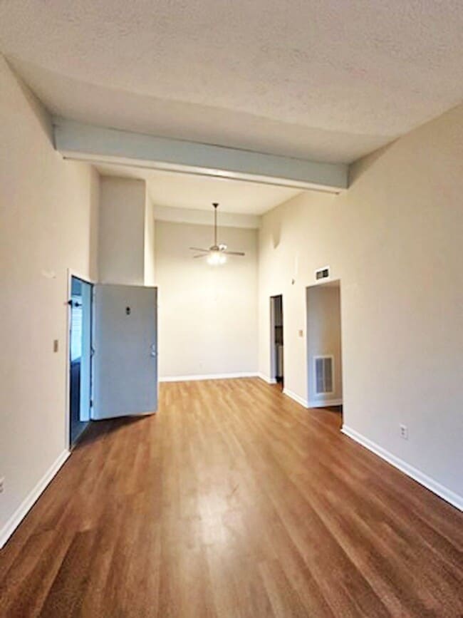 Foto del edificio - Lovely 2 BR Apt in Winchester! Vaulted Cei...