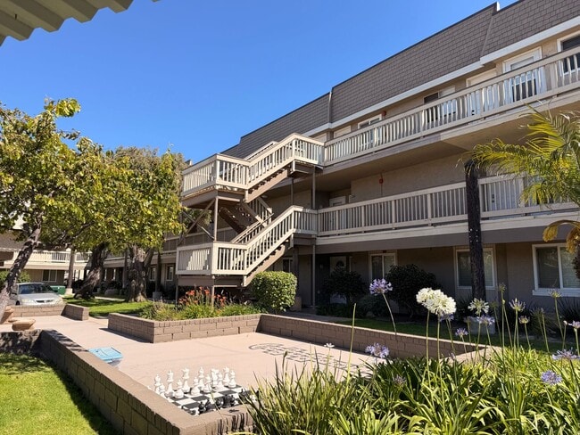 Building Photo - 223 E Surfside Dr