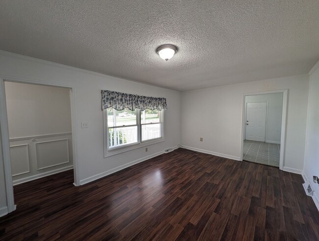 Building Photo - Stanley, 3 Bedroom!  2 Full Bathrooms.  La...