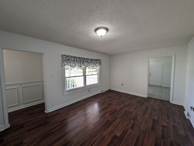 Foto del edificio - Stanley, 3 Bedroom!  2 Full Bathrooms.  La...