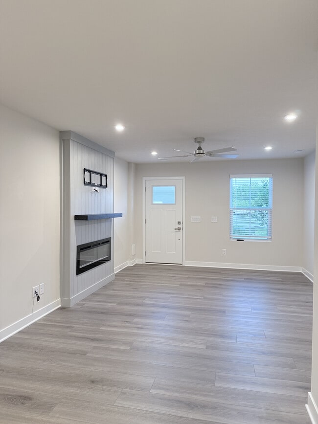 Building Photo - 1292 Divot Cir