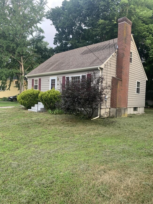 Building Photo - 394 Village St