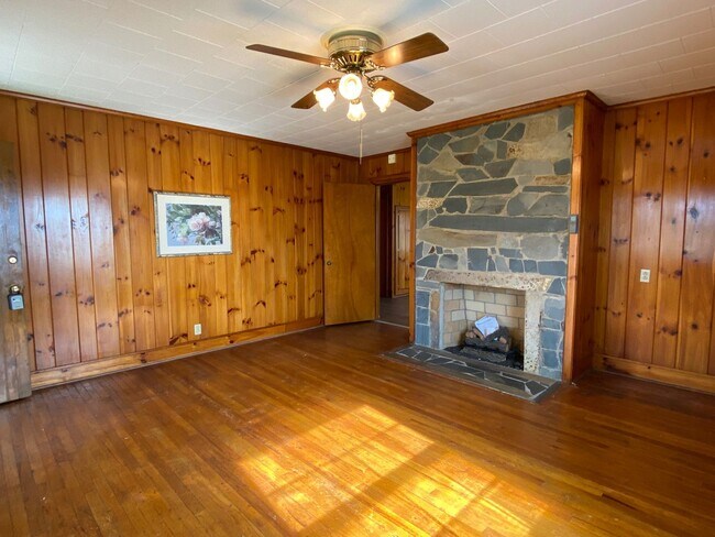 Building Photo - Room in 3 Bedroom Home at W Franklin Blvd