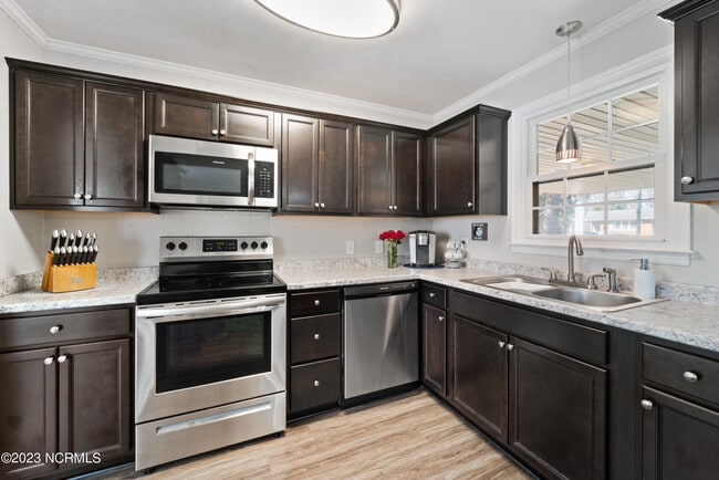Building Photo - 307 Forest Grove Ave