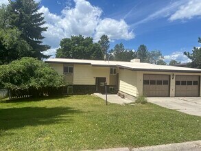 Building Photo - 8 Columbine Rd